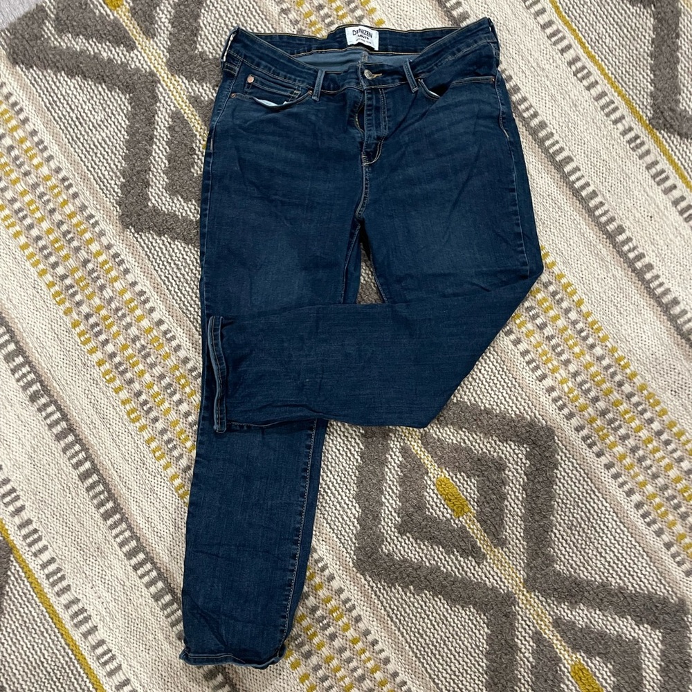 Mid Rise Slim Levi’s Jeans